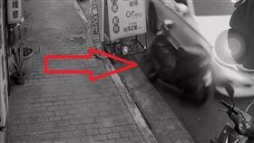 失控，高速追撞路邊機車，肇事逃逸，駕駛辯：怪音浪太強(圖／翻攝畫面)