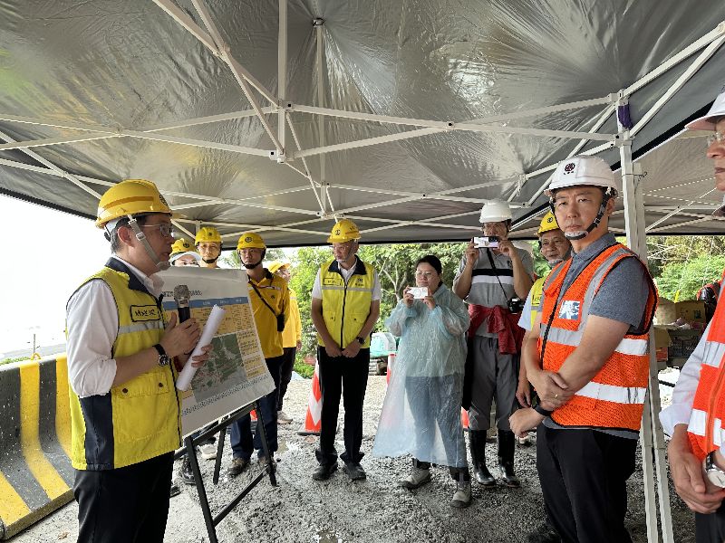 交通部長陳世凱到花蓮視察颱風防災整備狀況。（圖／中央社）
