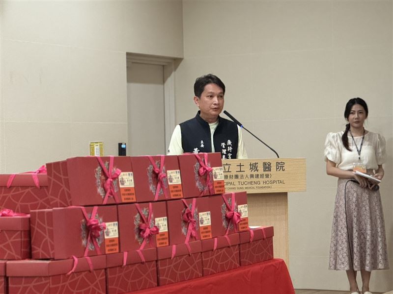 中秋送愛到土城醫院，三鶯義刑顧問團長黃永騰（左）慨捐50萬元禮盒慰勞醫護。（圖／翻攝畫面）