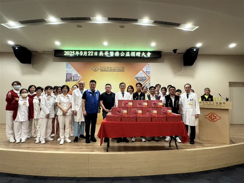 「中秋送愛到土城醫院」活動由長年投入醫病間溝通公益的「吳哥醫療公益」張龍溢發起，邀請黃永騰等眾善士捐贈土城醫院醫護、行政人員中秋水果禮盒。（圖／翻攝畫面）