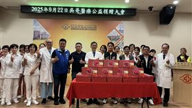 中秋送愛到土城醫院，三鶯義刑顧問團長黃永騰慨捐50萬元禮盒慰勞醫護。（圖／翻攝畫面）
