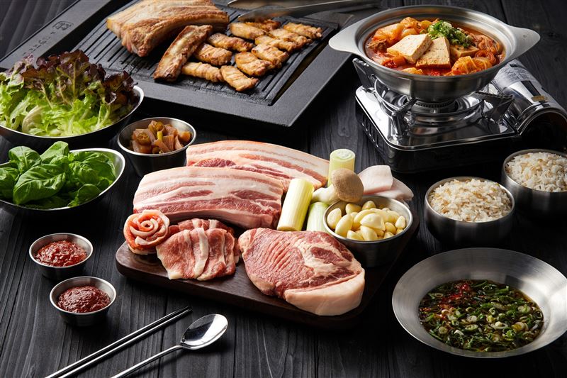老爺酒店集團攜手金豬食堂跨界合作，推出限量住房專案，預訂即享「金豬食堂」指定餐期雙人保證訂位，免排隊即可優先入座。（圖／飯店旅宿業者提供）