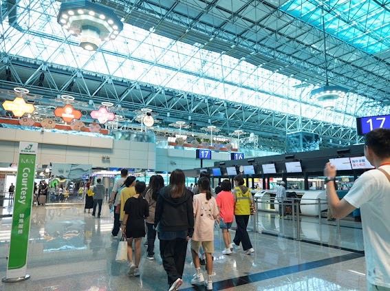 機場公司同仁自發性擔任職場參訪夥伴，一對一帶領孩子們深入機場。（圖／機場公司提供）