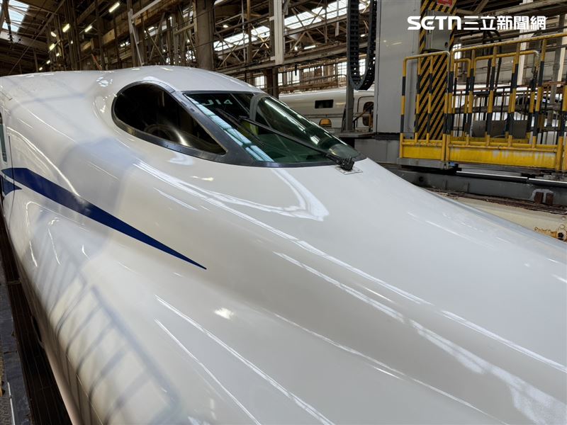 新研發的「至尊雙翼型」（Dual Supreme Wing）空氣動力造型車鼻，更為扁平且採流線型設計，可減少列車進入隧道時的噪音並減小行駛阻力。（圖／記者李育道攝影）