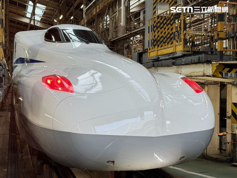 車頭燈面積加大，並採用LED燈泡，達到更節能的效果，此外當車頭燈顯示紅色，代表車尾，白燈則代表車頭，有駕駛長在裏頭。（圖／記者李育道攝影）