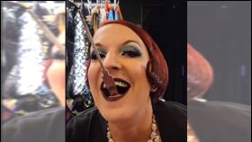 資深街頭藝人敏絲基接受喉鏡檢查，拍攝下長達18英吋的劍刃穿過喉嚨、滑入食道的「第一視角」畫面。（圖／翻攝自TikTok）