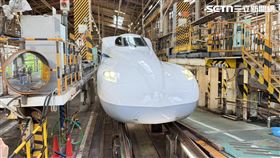 新研發的「至尊雙翼型」（Dual Supreme Wing）空氣動力造型車鼻，更為扁平且採流線型設計，可減少列車進入隧道時的噪音並減小行駛阻力，車頭燈面積加大，並採用LED燈泡，達到更節能的效果。（圖／記者李育道攝影）