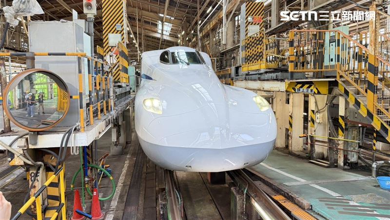 列車首次搭載「自走電池」，在失去外部電力時，仍能自行緩慢行駛 10 公里，或維持約 30 分鐘的照明、旅客服務等功能。（圖／記者李育道攝影）