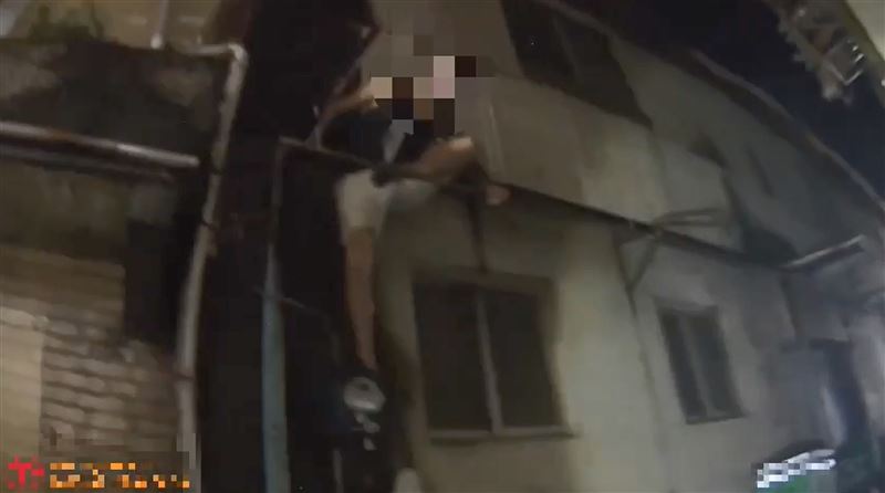 慣竊蔡男準備再度攀爬行竊被附近鄰居發現。（圖／翻攝畫面）