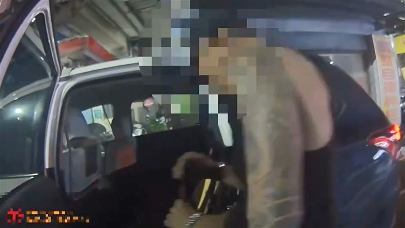 慣竊蔡男被警方逮捕。（圖／翻攝畫面）