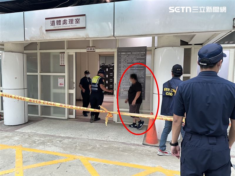 金男家屬認屍。（圖／記者羅欣怡攝影）