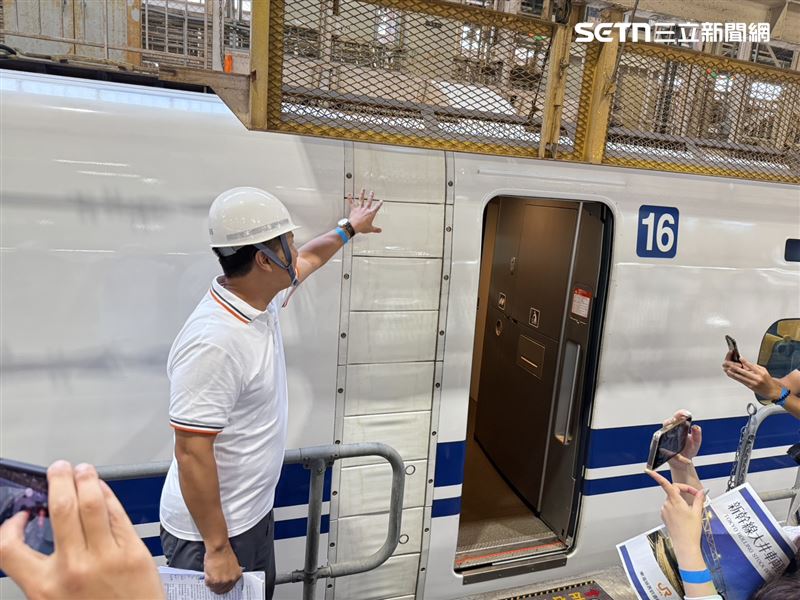 為了進一步降低風切聲，車廂間採全包覆式設計，內部使用橡膠海綿材質，根據 JR 東海研究數據，可有效降低約 10% 的噪音。（圖／記者李育道攝影）