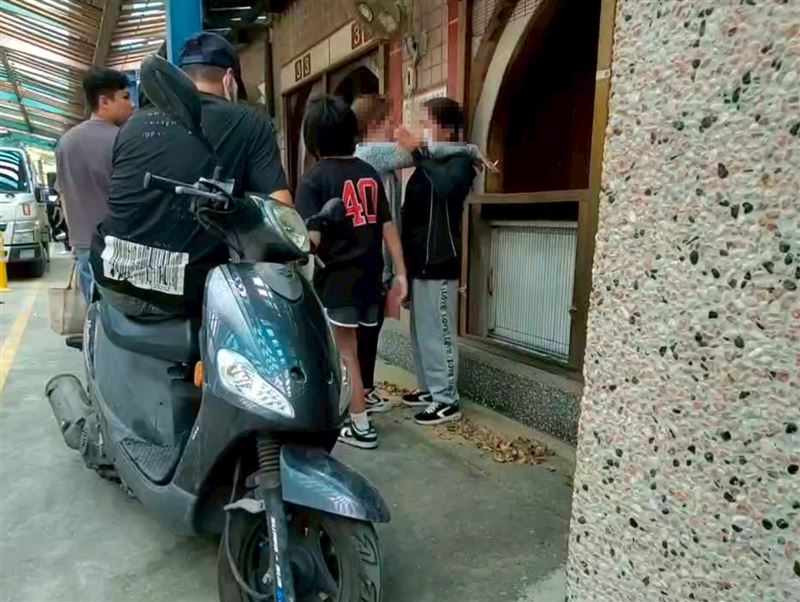宗男阿嬤悲痛落淚。（圖／翻攝畫面）