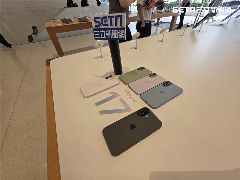 iPhone17熱賣，順勢帶動果粉升級iOS 26，但意外抱怨不斷，降級搜尋量暴增近6倍，果粉怒轟後悔升級，降級卻已經回不去。（圖／記者李宜樺攝影）