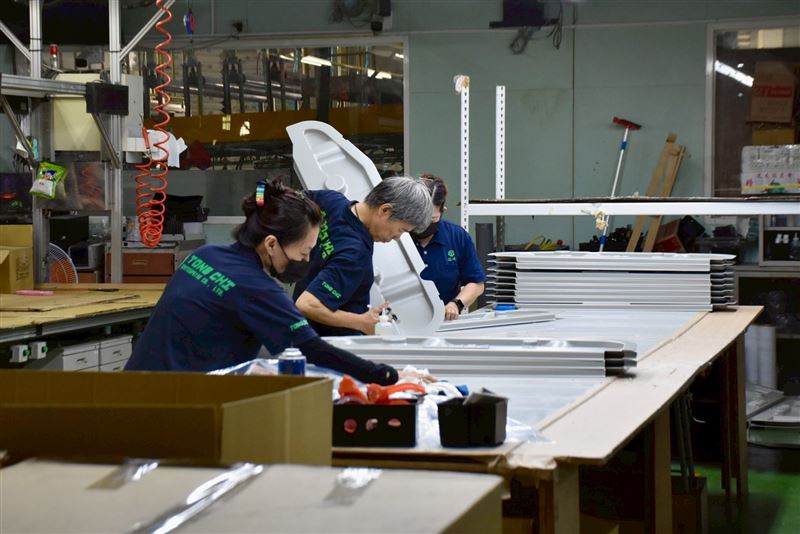 中市隱形冠軍「通琦企業」打進航太國際供應鏈 經發局長肯定超大型模具設計製作能力。（圖／臺中市政府提供）