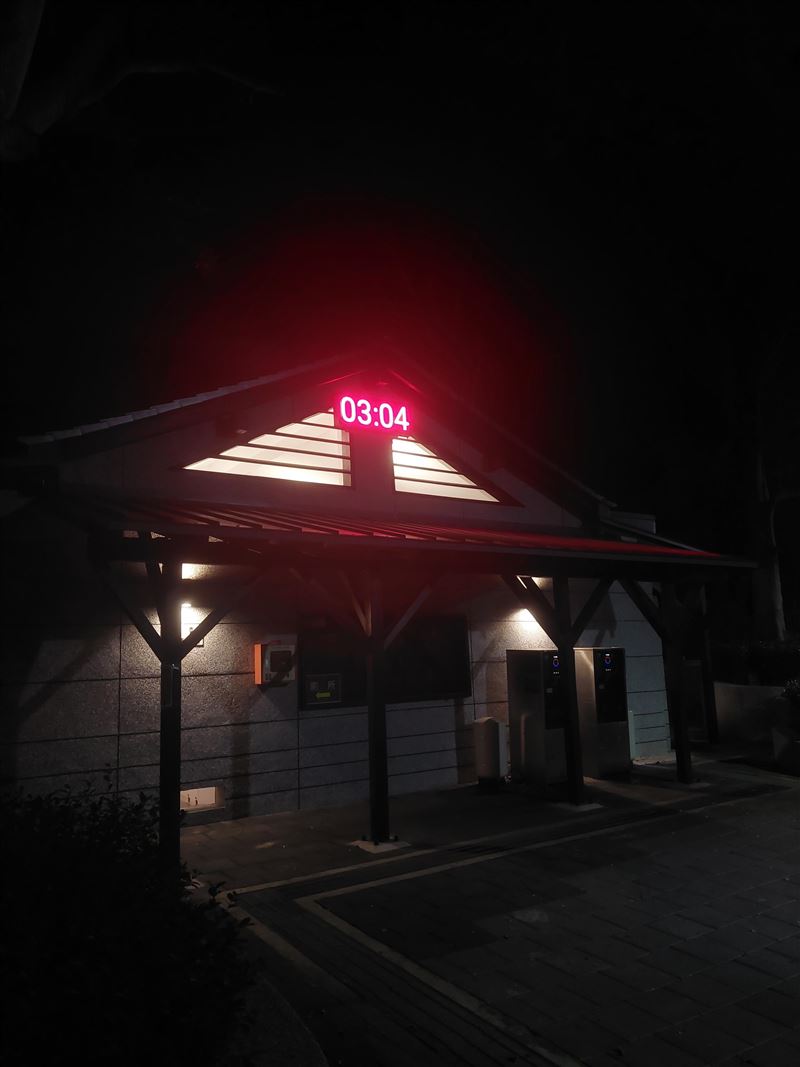 一位山友拍下凌晨3點的新竹十八尖山，只見顯示時間的電子板，微光照亮周圍，沒想到這時山上還有其他人。（圖／翻攝自PTT）