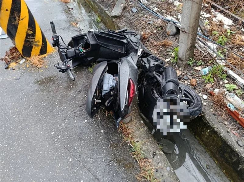 花蓮吉安鄉發生死亡車禍，21歲男酒駕載女友外出自撞電線桿，釀1死1重傷慘劇。（圖／翻攝畫面）