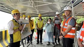 陳世凱視察蘇花路廊災修工程防颱整備交通部長陳世凱（右）22日到花蓮，視察蘇花路廊災修工程因應颱風樺加沙防災整備情形，並聽取相關人員簡報。中央社記者李先鳳攝　114年9月22日