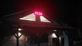 一位山友拍下凌晨3點的新竹十八尖山，只見顯示時間的電子板，微光照亮周圍。（圖／翻攝自PTT）