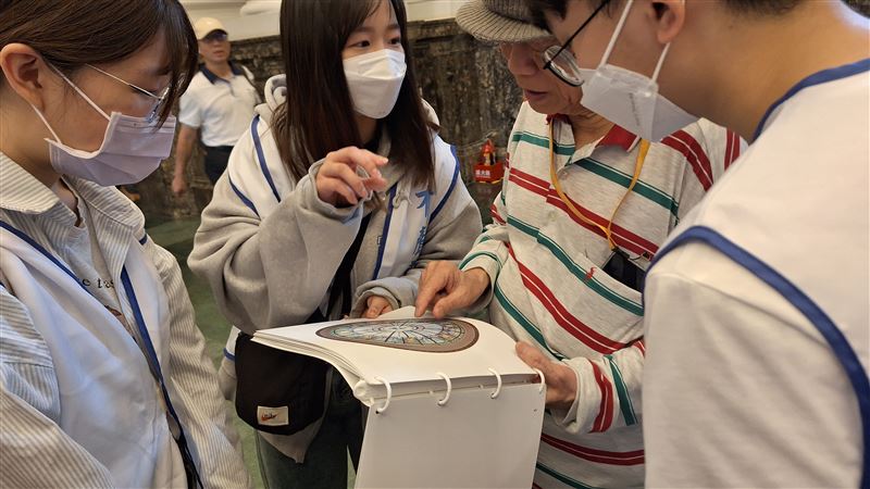 向視障朋友說明國立台灣博物館天花板的樣品構造