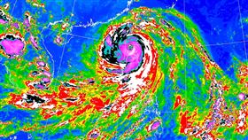 強烈颱風樺加沙(國際命名RAGASA)22日18時的中心位置在北緯19.5度，東經120.9度，即在鵝鑾鼻的南方約270公里之處，以每小時19轉23公里速度，向西北西進行。（圖／翻攝自中央氣象署）