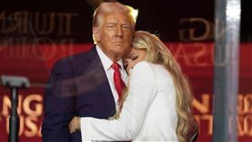 柯克遺孀艾瑞卡在追思會上的演說以及與川普的互動也成為焦點。（圖／美聯社／達志影像）