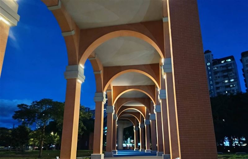 全台唯一仿紅磚拱型設計捷運橋梁。（圖／新北市政府提供）