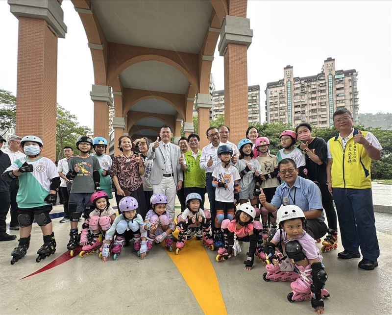 建國國小溜冰社體驗橋下溜冰空間。（圖／新北市政府提供）