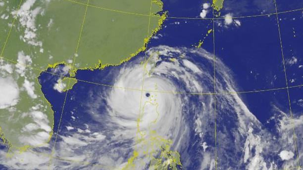 鄉民提出，樺加沙暴風圈主要削到恆春半島，高雄、台南等全境颱風假機率應不高。（圖／氣象署）