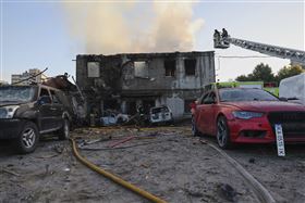 俄羅斯和烏克蘭22日互控對方朝自家平民區發動無人機襲擊，圖中是烏國消防員撲滅因遇襲而引發的建築失火。（圖／美聯社／達志影像）