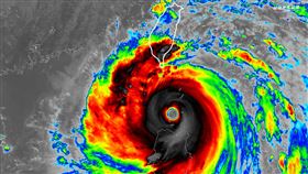 樺加沙「最顛峰之姿」通過台灣！怪物級風眼結構曝　圖／台灣颱風論壇｜天氣特急