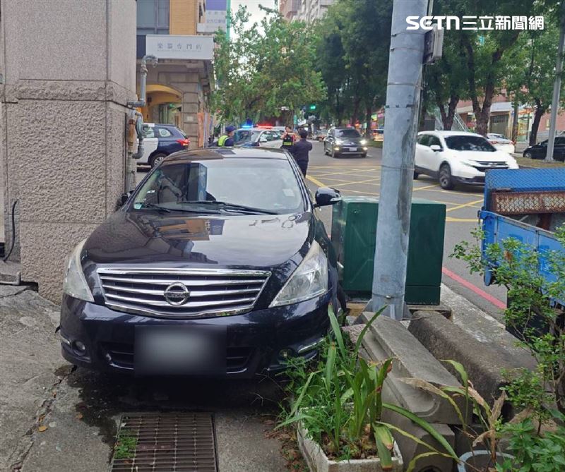 台中西屯區發生自撞車禍，53歲駕駛許男當場無生命跡象，送醫搶救中。（圖／翻攝畫面）