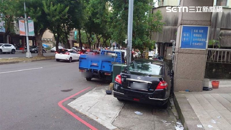 台中西屯區發生自撞車禍，53歲駕駛許男當場無生命跡象，送醫搶救中。（圖／翻攝畫面）