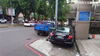 下班時段開車自撞！男夾困駕駛座命危