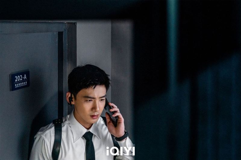 白敬亭穿西裝帥炸。（圖／iQIYI愛奇藝國際版提供）