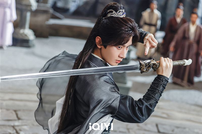 成毅在《赴山海》中展現綿拳與龍泉劍法。（圖／iQIYI愛奇藝國際版提供）