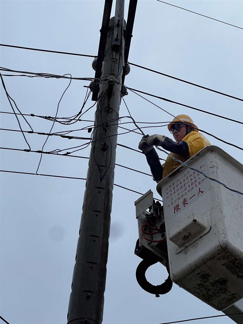樺加沙造成屏東多戶停電，台電人員火速至現場搶修。（圖／台電提供）