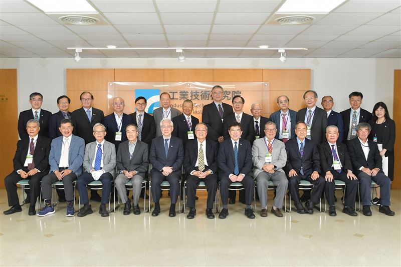 工研院第14屆院士會議邀請多位重量級代表提出建言。圖前排左起為工研院院士海英俊、楊育民、史欽泰、林本堅、工研院董事長吳政忠、工研院院士施振榮、工研院院長劉文雄、工研院院士林耕華、王康隆、楊振通、蕭慈飛。圖後排左起為工研院AI策略長余孝先、工研院資深副總暨協理蘇孟宗、工研院執行副總暨副院長胡竹生、工研院院士吳明賢、童子賢、蔡長海、余俊彥、米玉傑、倪衍玄、羅唯仁、劉克振、陳適安工研院執行副總暨協理李宗銘、工研院特聘專家彭裕民、工研院副總暨行銷長林佳蓉。（圖／工研院提供）