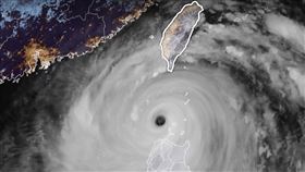 透過向日葵9號衛星所拍下，樺加沙「渾圓的大眼」，此時正是它最強的時刻，也正宣告「它是2025的最強颱風，當之不過」。（圖／翻攝自進擊の天氣小編臉書）