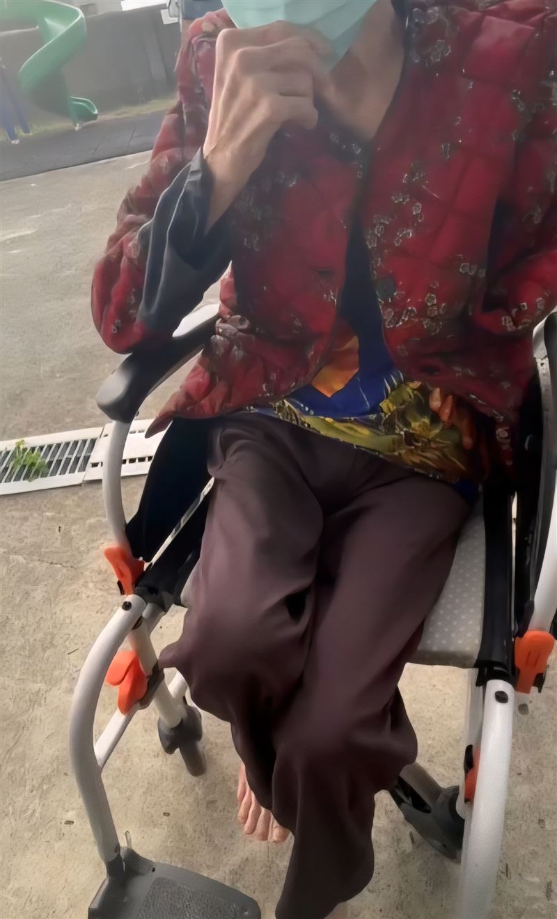 《三立新聞網》獨家報導暖心續曲！嘉義交通警察當街認恩人後，安養院獨臂阿嬤也重逢華山基金會東石站社工。阿嬤一看到鵬翔忍不住落下思念與感動的淚水。（圖／華山基金會東石站社工鵬翔提供）