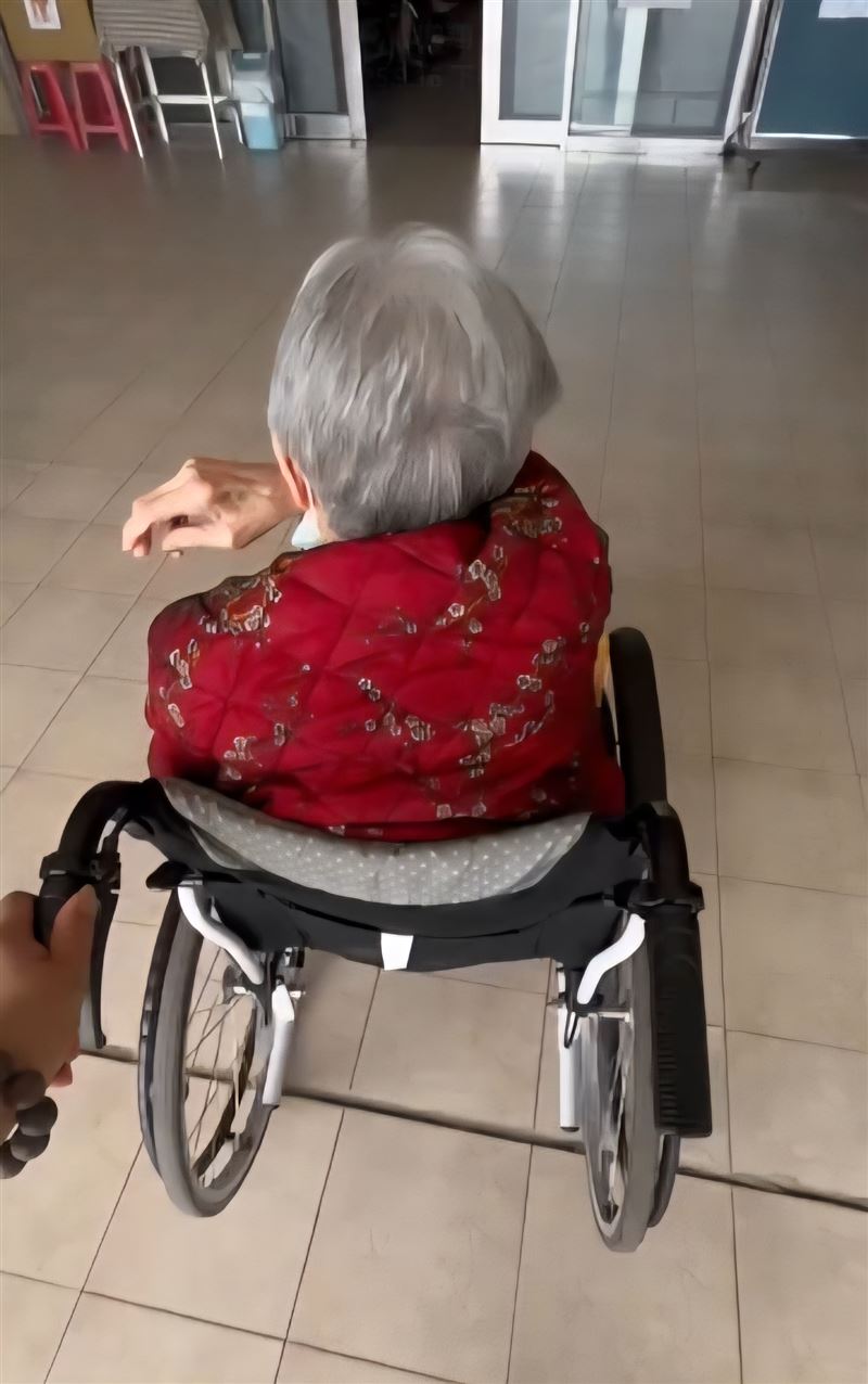 《三立新聞網》獨家報導暖心續曲！嘉義交通警察當街認恩人後，安養院獨臂阿嬤也重逢華山基金會東石站社工。阿嬤一看到鵬翔忍不住落下思念與感動的淚水。分別轉身時頻頻拭淚。（圖／華山基金會東石站社工鵬翔提供）