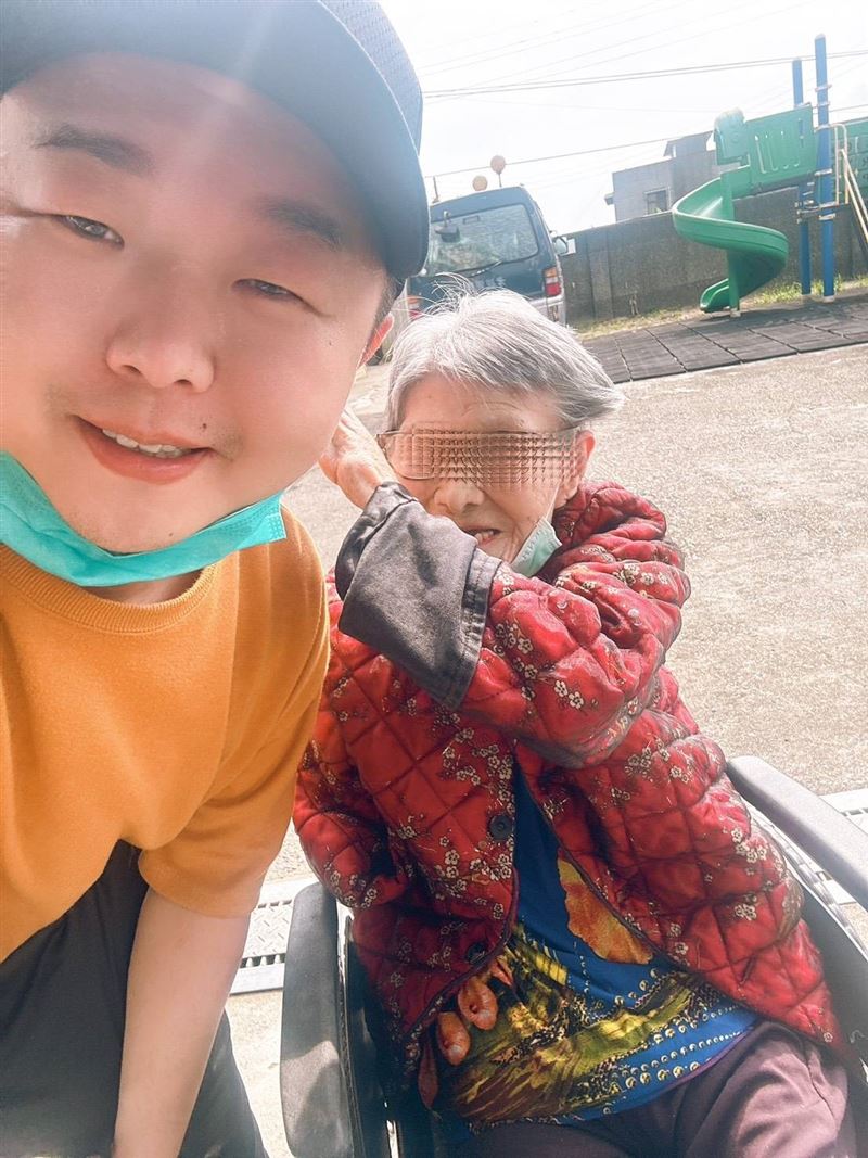 《三立新聞網》獨家報導暖心續曲！嘉義交通警察當街認恩人後，安養院獨臂阿嬤也重逢華山基金會東石站社工。阿嬤一看到鵬翔忍不住落下思念與感動的淚水。（圖／華山基金會東石站社工鵬翔提供）