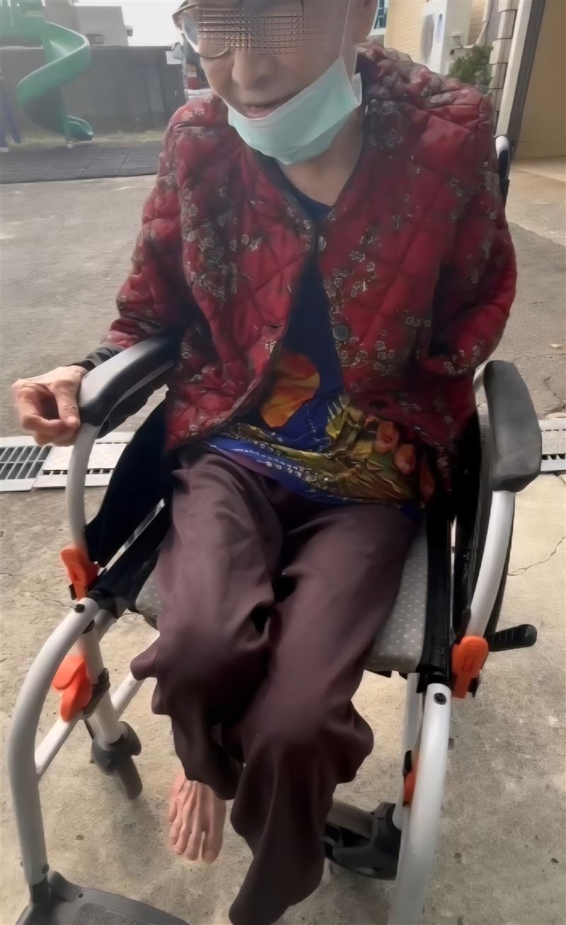 《三立新聞網》獨家報導暖心續曲！嘉義交通警察當街認恩人後，安養院獨臂阿嬤也重逢華山基金會東石站社工。阿嬤一看到鵬翔忍不住落下思念與感動的淚水。（圖／華山基金會東石站社工鵬翔提供）