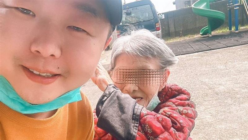 獨/嘉義警察認恩人後 獨臂阿嬤也重逢他