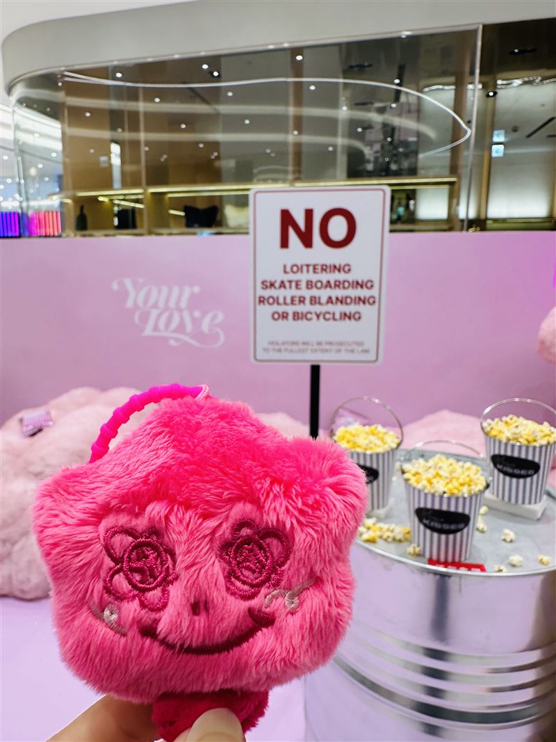 快閃店整體以爆米花元素延伸的「Hugs &amp; Kisses」主視覺。（圖／寬寬整合行銷提供）