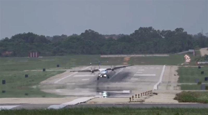 受樺加沙颱風外圍環流影響，金門機場班機降落遇強側風，機身大幅左右搖晃。（圖／安頭金門提供）