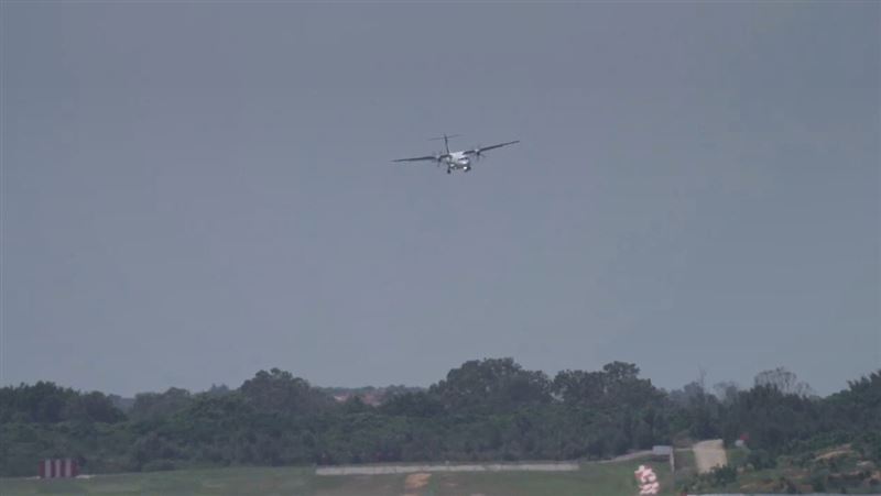 金門機場出現驚險畫面，班機降落時遇強側風，一度搖搖欲墜。（圖／安頭金門提供）