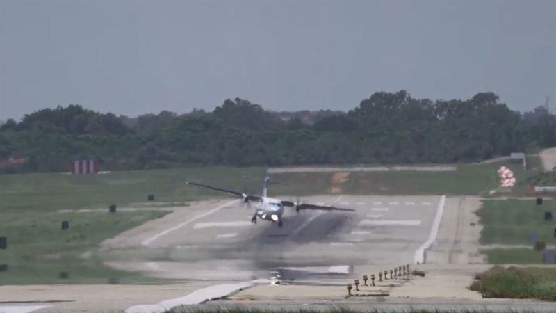 受樺加沙颱風外圍環流影響，金門機場班機降落遇強側風，機身大幅左右搖晃。（圖／安頭金門提供）