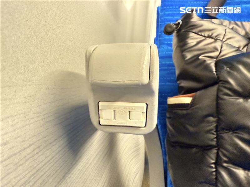 全新列車N700ST以日本最新型號N700S為藍本打造，一般車廂座位把手加裝充電插頭。（圖／記者李育道攝影）