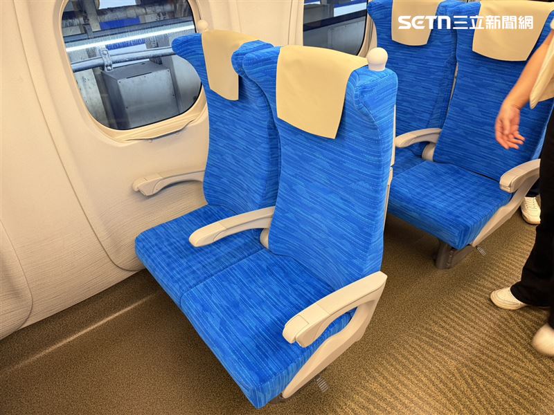 座椅方面，標準車廂導入「下沉式座椅」，椅背與座墊連動，當乘客向後仰躺時，座墊會同步微微下沉，讓身體更貼合椅面。（圖／記者李育道攝影）